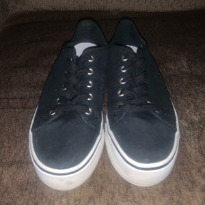 Black Repo Low Top Sneaks